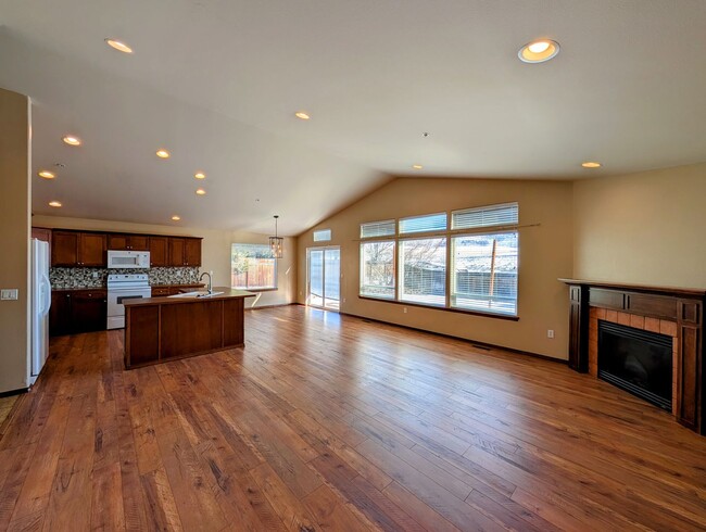 Building Photo - Residential Bliss: 3-Bedroom, 2-Bath w/ Ev...