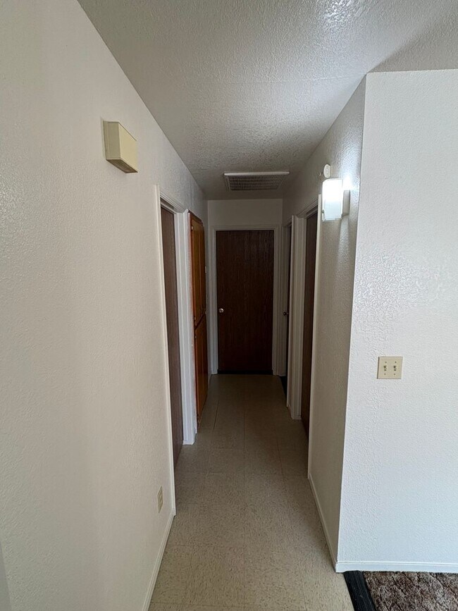 Foto del edificio - NW Visalia Home with Alley Access Rent Ready!