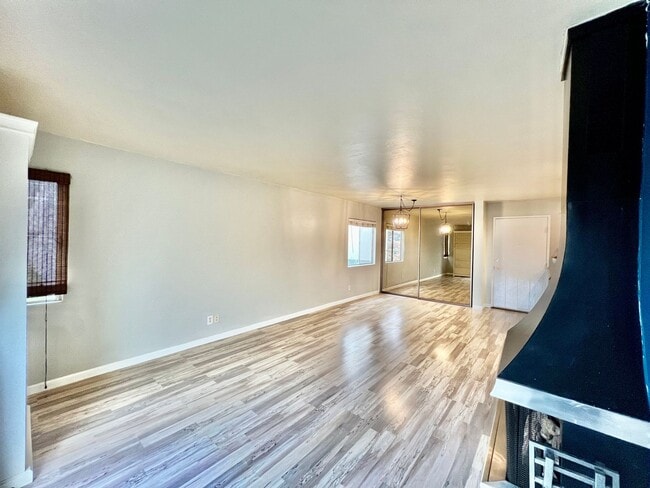 Building Photo - Beautiful 1B/1BA w/ Reserved Parking and P...