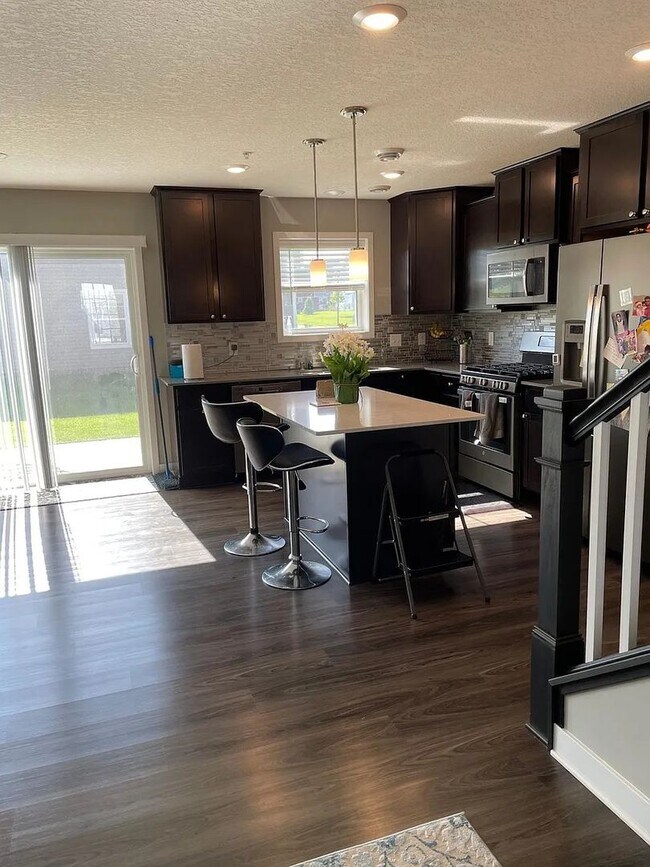 Building Photo - Awesome woodbury townhouse available!