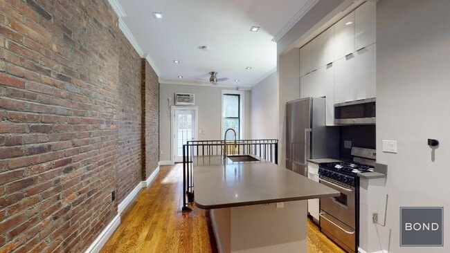 Building Photo - 246 Mott St
