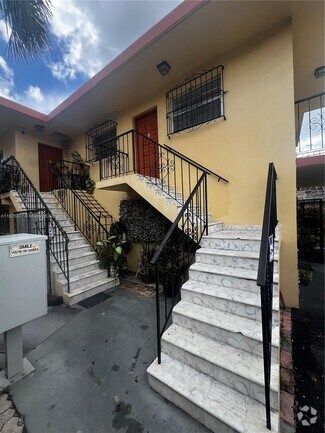 Building Photo - 619 SW 11th Ave
