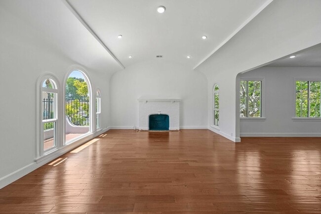 Foto del edificio - 4733 Ambrose Ave