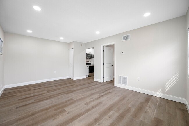 Foto del edificio - Renovated OVERSIZED 2 Bed/2 Bath at 140 Da...