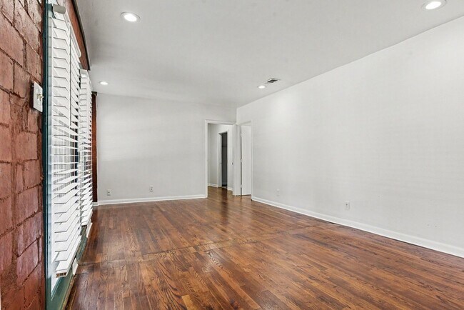 Building Photo - 405 N Prairie Ave