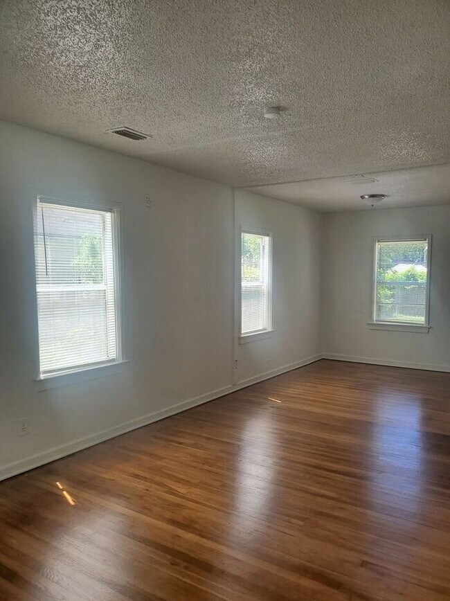 Building Photo - Renovated 3/1 in Lake Forest! VOUCHERS ACC...