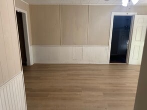 Building Photo - 324 Azalea St