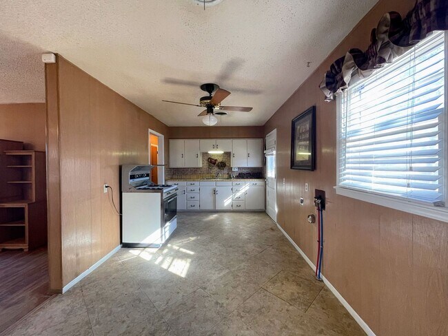 Building Photo - Move-In Ready 3-Bedroom Lamesa Home – Comfortable Classic Charm!