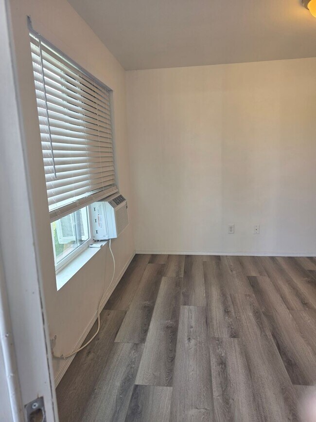 Foto del edificio - 2 bed 1 bath duplex in the country with pa...