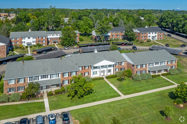 Building Photo - Great Oaks