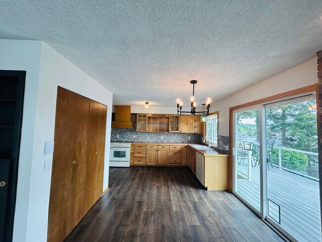 Foto del edificio - 8142 Comox Rd