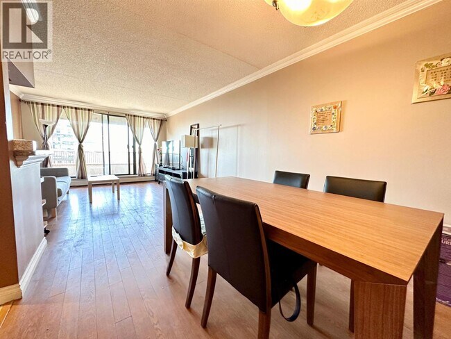 Photo du bâtiment - 6595 Willingdon Ave