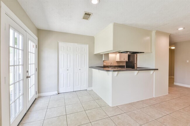 Foto del edificio - 6847 Vanlynn Ln