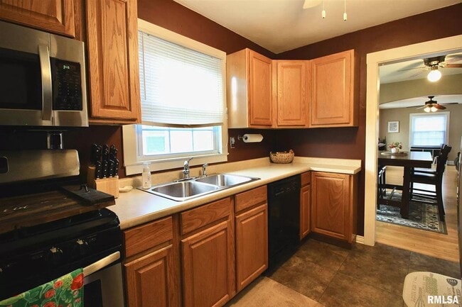 Building Photo - Beautiful 2 bed 1 bathroom home in Rock Island!