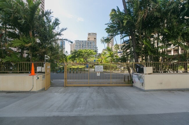 Building Photo - Seaside Towers fully furnished one bedroom...