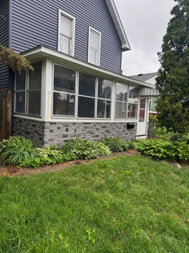 Foto principal - 3 Bedroom / 1 Bathroom 2 Story Home Availa...