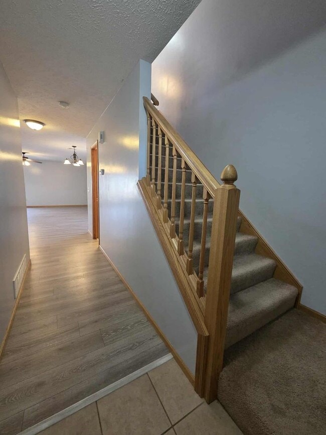 Building Photo - Spacious Town House!!