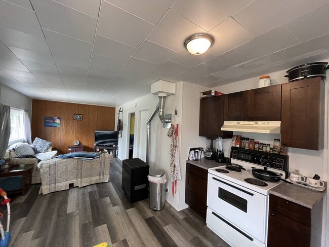 Building Photo - 7495 Kelly Rd S