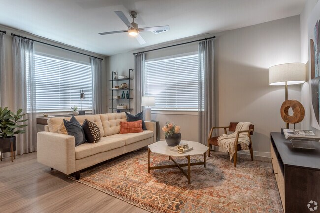 Foto del edificio - Free Living, Extra Spending – 8 Weeks Off ...