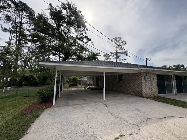 Foto del edificio - 2000 N Maple Dr