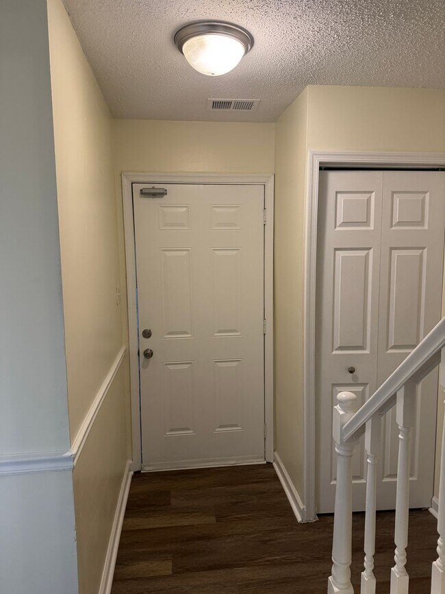 Foto del edificio - LEVEL GREEN Three Bedroom Fully Renovated ...