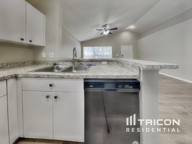 Foto del edificio - 828 Cape Cod Cir