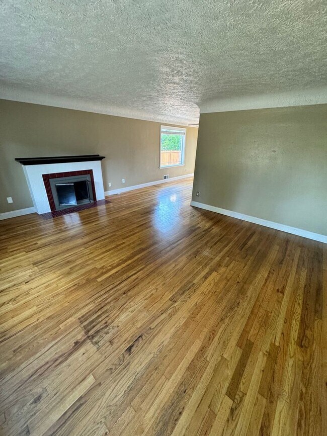 Building Photo - Gorgeous South Hill Home!