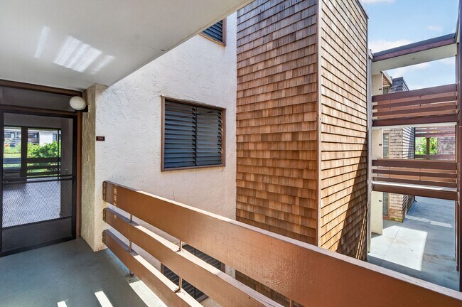Foto del edificio - Spacious 2BD/2BA Condo with 2 Covered Parking Stalls in Kailua