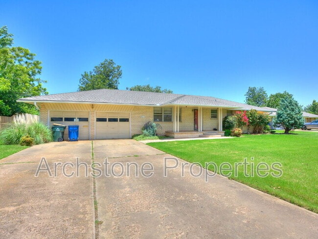 Building Photo - 3121 Lakeside Dr