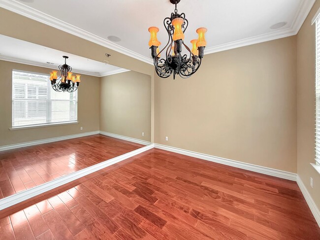 Foto del edificio - Beautiful 5 Bed, 4 Bath Home on Quiet Trai...