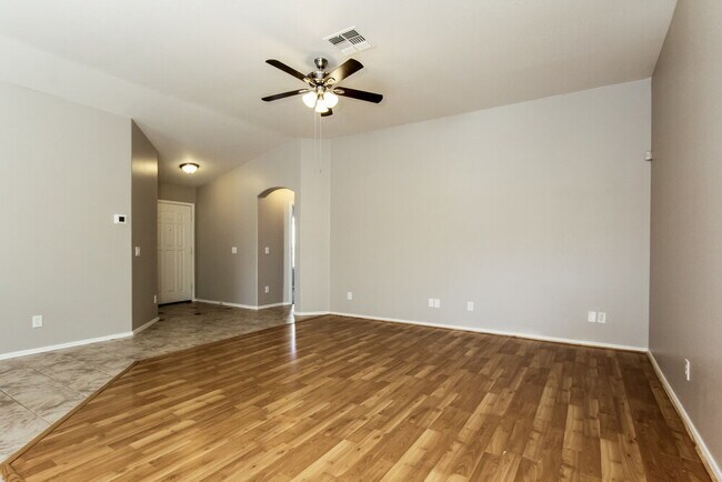 Foto del edificio - 2125 E Danbury Rd