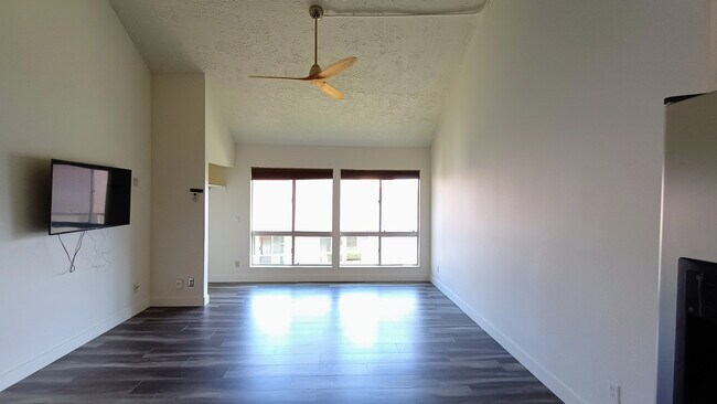 Foto del edificio - 6131 Rancho Mission Rd