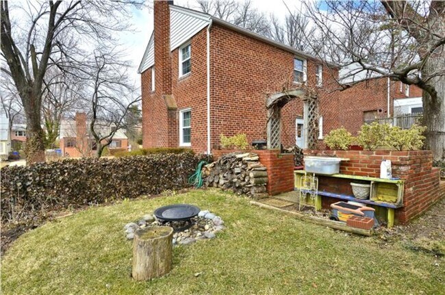Excelente patio trasero para el entretenimiento. - 2604 Parker Ave