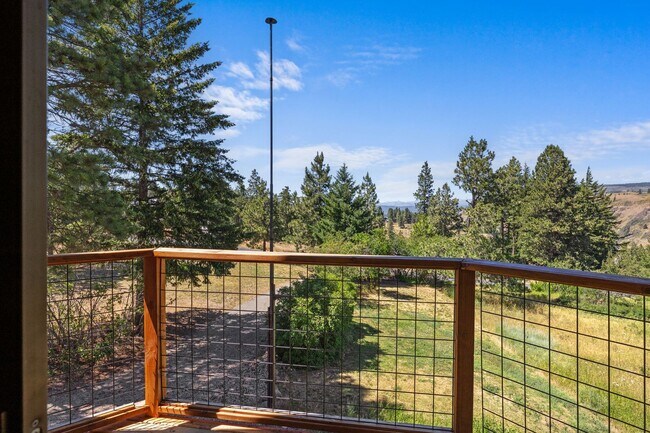 Foto del edificio - 250 Morrison Canyon Ln