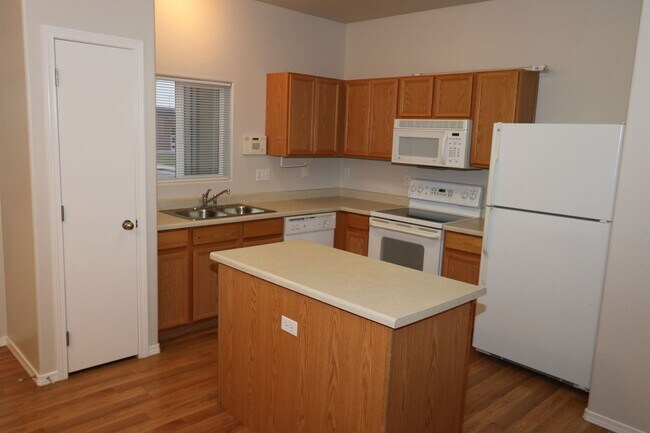 Building Photo - Great 2bd/2.5ba, 1306sf Townhouse with A/C in Fountain, CO, near Ft Carson!