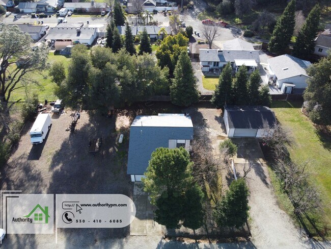 Foto del edificio - 1701 Victor Ave, Large Lot with a huge Sho...
