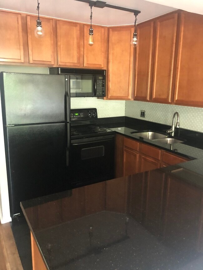 Foto del edificio - 5882 Forest View Rd