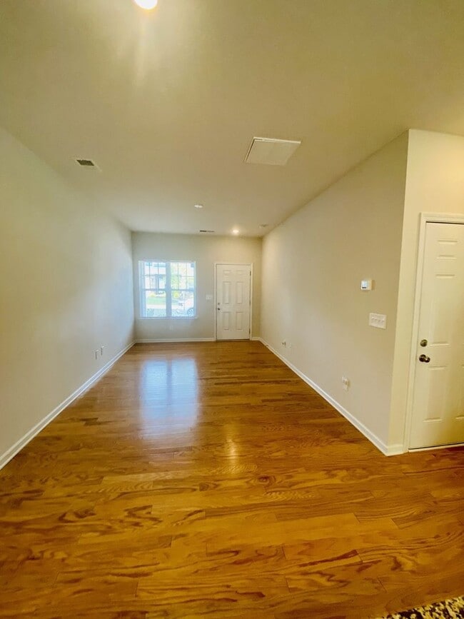 Building Photo - Stylish 3 Bed Townhouse with Granite Countertops and Hardwood Floors in Charlotte!