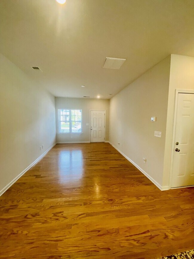 Foto del edificio - Stylish 3 Bed Townhouse with Granite Countertops and Hardwood Floors in Charlotte!