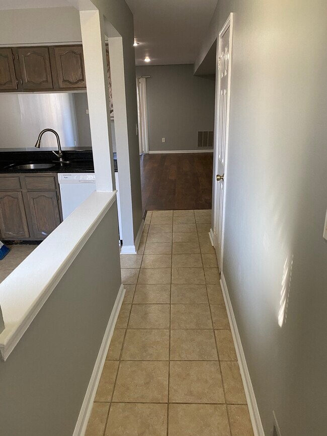 Foyer - 907 Woodbridge Commons Way