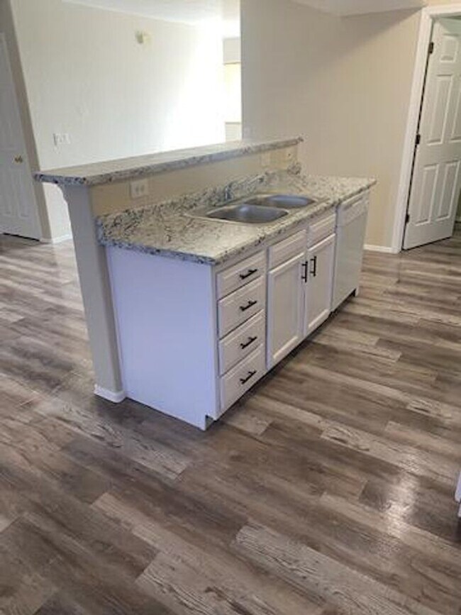 Foto del edificio - COMING SOON  3 BEDROOM 2 BATH 2 STORY HOME 4 PLEX END  UNIT A