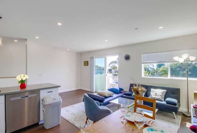 Building Photo - 116 E 22nd St