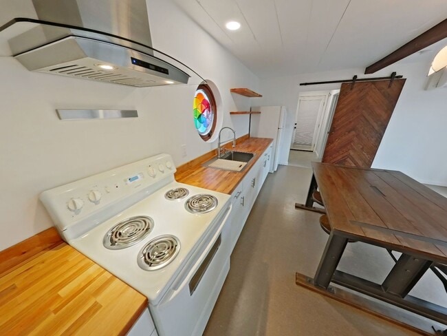Building Photo - Lovely Remodeled 2 Bedroom Home in the hea...