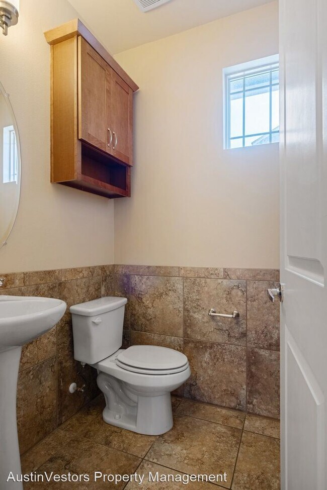 Building Photo - 3 br, 2.5 bath House - 2210-A Schriber St