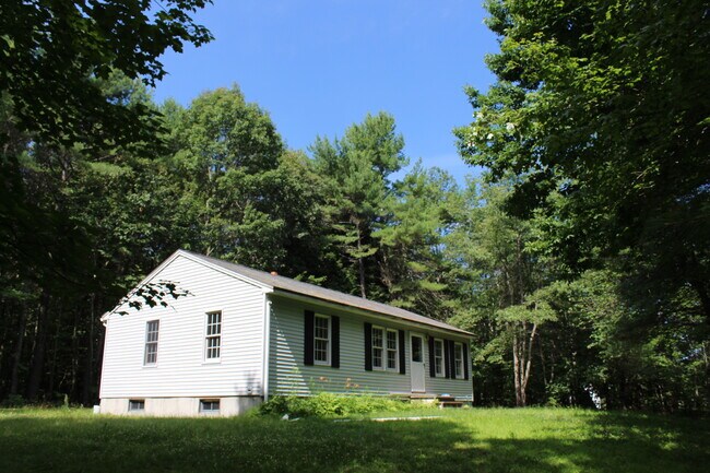 Beautiful outdoor area. Lots of room for gardening. - 9 Southside