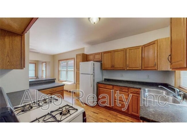 Building Photo - 609 Snelling Ave N