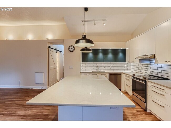 Foto del edificio - Modern Hillsdale Condo with Vaulted Ceilings, Quartz Kitchen, and Private Deck