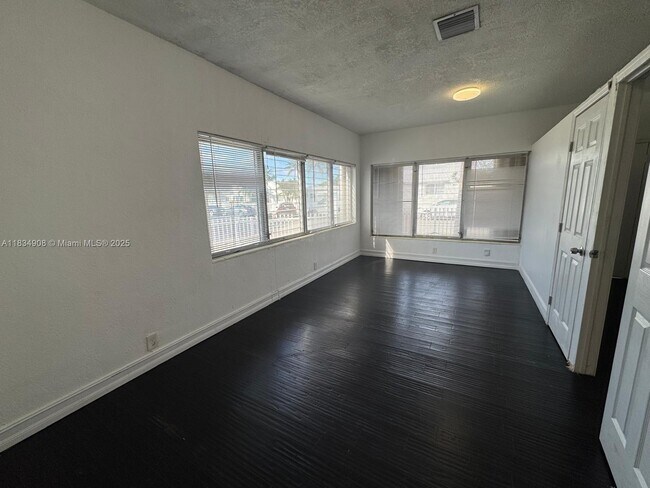 Foto del edificio - 8140 Crespi Blvd