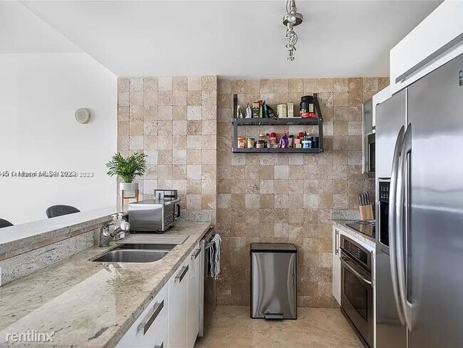 Foto del edificio - 1 br, 1.5 bath Condo - 601 NE 36th St Apt ...