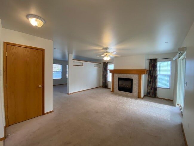 Building Photo - Large Dupont Home ~ Northwest Landing Comm...